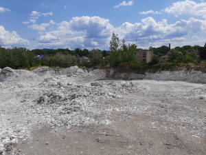 Nenáviděnou obří Bílou haldu se snad konečně podaří zlikvidovat. Na místě vznikne 16 stavebních parcel