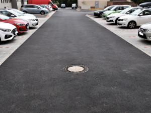 Po rekonstrukci slepého konce Manětínské ulice mají obyvatelé k dispozici třikrát více parkovacích míst