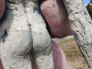 Socha růžového králíka by měla zůstat, přejí čtenáři Drbny v anketě, osud díla je stále nejistý