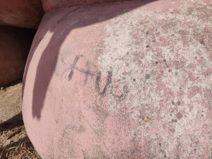 Socha růžového králíka by měla zůstat, přejí čtenáři Drbny v anketě, osud díla je stále nejistý