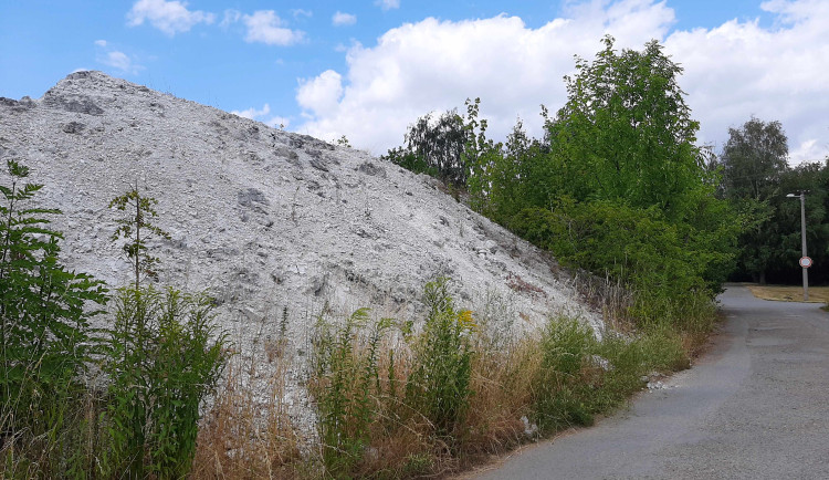 Nenáviděnou obří Bílou haldu se snad konečně podaří zlikvidovat. Na místě vznikne 16 stavebních parcel