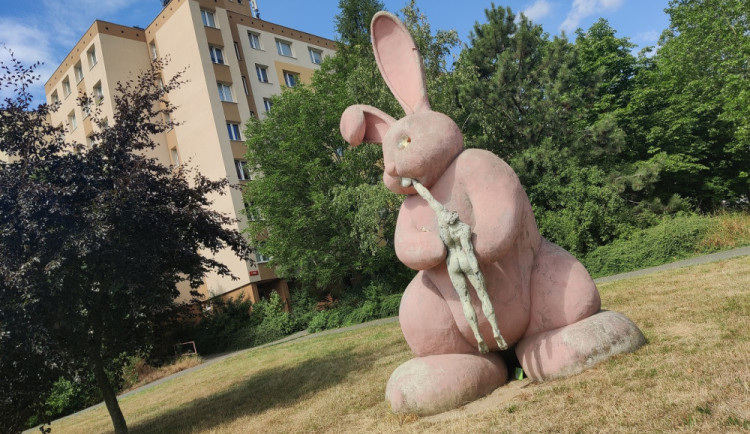 Socha růžového králíka by měla zůstat, přejí čtenáři Drbny v anketě, osud díla je stále nejistý