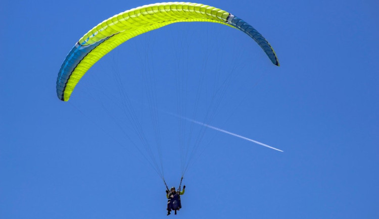 Paraglidista se velmi těžce zranil při přistávacím manévru. Narazil do stromu a zřítil se na zem