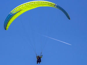 Paraglidista se velmi těžce zranil při přistávacím manévru. Narazil do stromu a zřítil se na zem