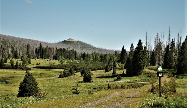 Pohled na Luzný od Březníku přes uzavřené Luzenské údolí