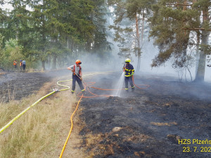 Hasiči bojují v Plzeňském kraji současně na dvou místech s rozsáhlými požáry lesa a pole