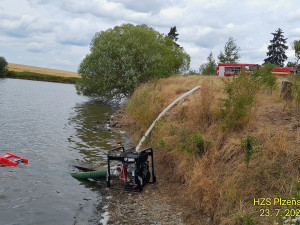 Hasiči bojují v Plzeňském kraji současně na dvou místech s rozsáhlými požáry lesa a pole