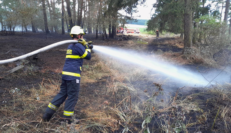 Hasiči bojují v Plzeňském kraji současně na dvou místech s rozsáhlými požáry lesa a pole