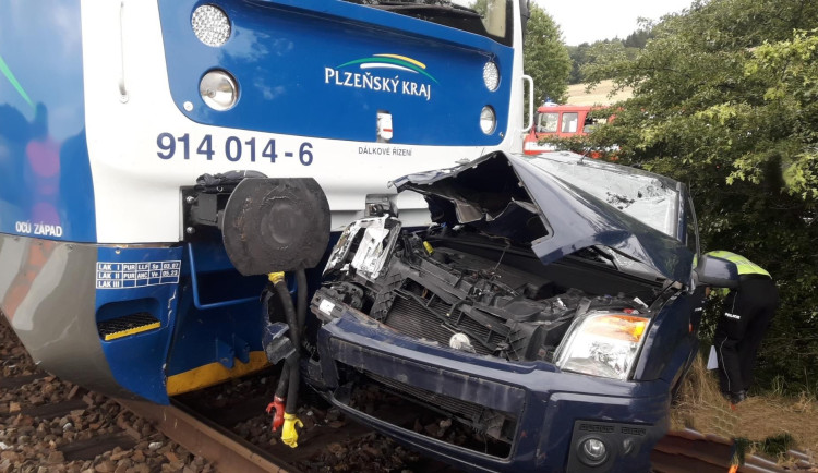 Vlak smetl na přejezdu osobní auto, ženu z vozidla museli na místě resuscitovat, nyní bojuje o život