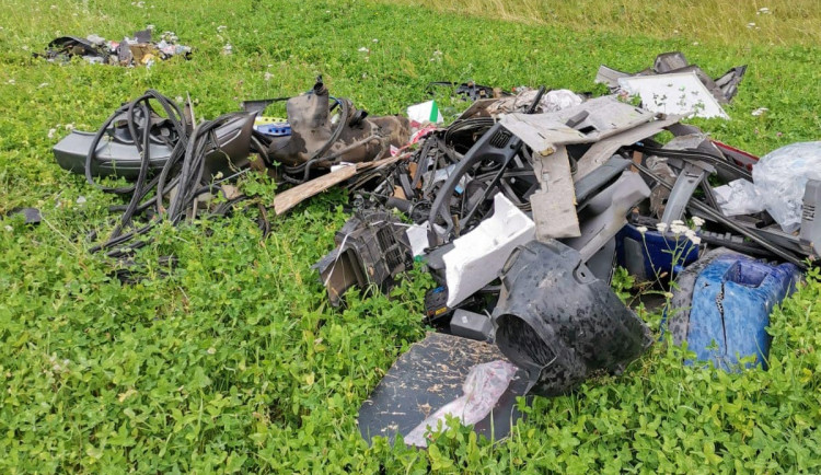 V Jablonném hledají bordeláře, který u města vyhazuje hromady odpadu