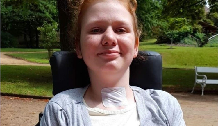 Dívku srazil bezohledný řidič, přestala se hýbat. Její matka boj nevzdává