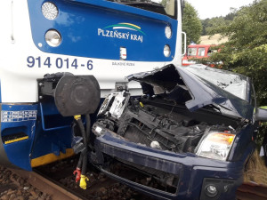 Vlak smetl na přejezdu osobní auto, ženu z vozidla museli na místě resuscitovat, nyní bojuje o život