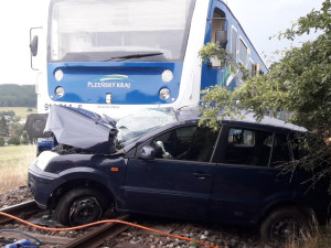 Vlak smetl na přejezdu osobní auto, řidičku museli na místě resuscitovat