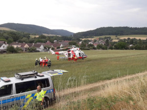 Vlak smetl na přejezdu osobní auto, řidičku museli na místě resuscitovat