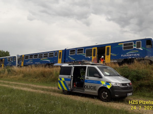 Vlak smetl na přejezdu osobní auto, řidičku museli na místě resuscitovat