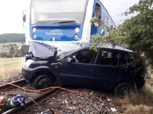 Vlak smetl na přejezdu osobní auto, řidičku museli na místě resuscitovat