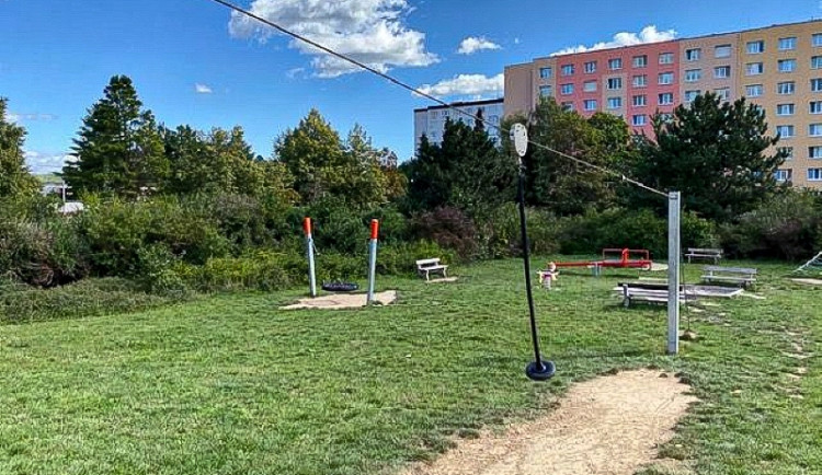 Holčička se ošklivě zranila na dětském hřišti, když se s ní utrhla lanovka. Případ vyšetřuje policie