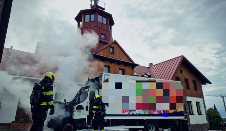 Na vrcholku šumavského Pancíře likvidovali hasiči požár chladírenského vozu. Plameny ožehly i objekt s rozhlednou