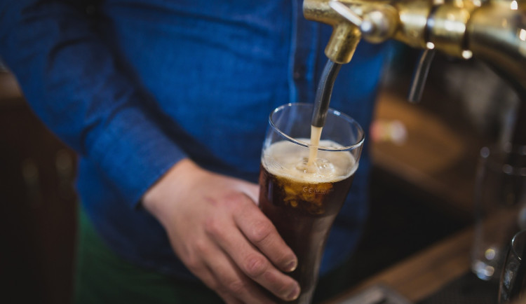 Policie si došlápla na prodejce. V osmi případech prodali alkohol mladistvým