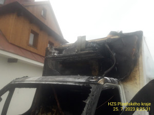 Na vrcholku šumavského Pancíře likvidovali hasiči požár chladírenského vozu. Plameny ožehly i objekt s rozhlednou