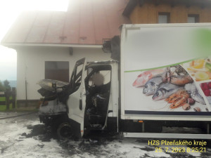 Na vrcholku šumavského Pancíře likvidovali hasiči požár chladírenského vozu. Plameny ožehly i objekt s rozhlednou