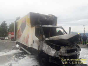 Na vrcholku šumavského Pancíře likvidovali hasiči požár chladírenského vozu. Plameny ožehly i objekt s rozhlednou