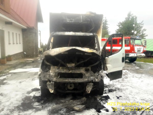 Na vrcholku šumavského Pancíře likvidovali hasiči požár chladírenského vozu. Plameny ožehly i objekt s rozhlednou
