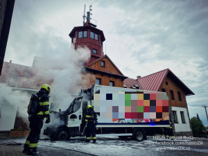 Na vrcholku šumavského Pancíře likvidovali hasiči požár chladírenského vozu. Plameny ožehly i objekt s rozhlednou