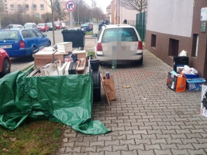 Strážníci dopadli dva pachatele, kteří založili černou skládku. Radnice prověřuje dalších 213 podnětů k úklidu