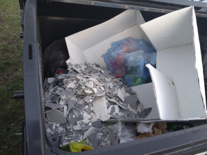 Strážníci dopadli dva pachatele, kteří založili černou skládku. Radnice prověřuje dalších 213 podnětů k úklidu