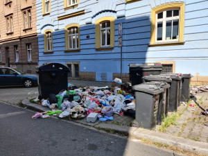 Strážníci dopadli dva pachatele, kteří založili černou skládku. Radnice prověřuje dalších 213 podnětů k úklidu