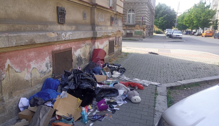 Hromada nepořádku v Plachého ulici