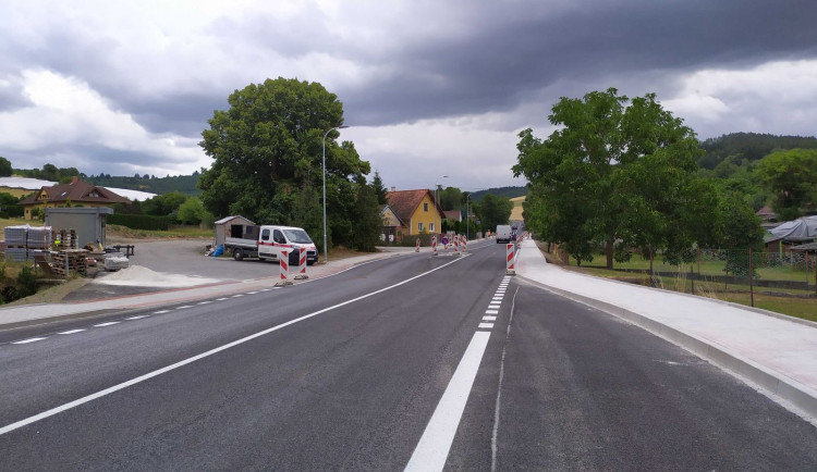 Řidičům se konečně zrychlí jízda po silnici I/22. Práce na průtahu obcí Kocourov jsou u konce