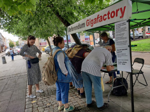 Odpůrci gigafactory chtějí vyvolat referendum, aby město zablokovalo své pozemky v Líních