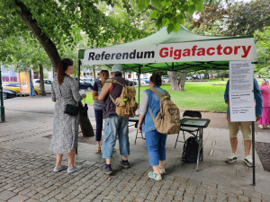 Odpůrci gigafactory chtějí vyvolat referendum, aby město zablokovalo své pozemky v areálu letiště Líně