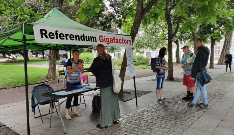 Odpůrci gigafactory chtějí vyvolat referendum, aby město zablokovalo své pozemky v Líních