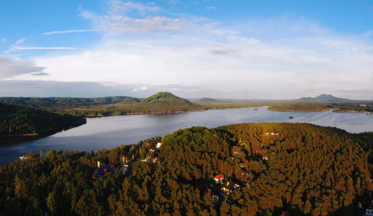 Prázdninový tip: Okolo Máchova jezera na kole a cestou do Muzea Čtyřlístku