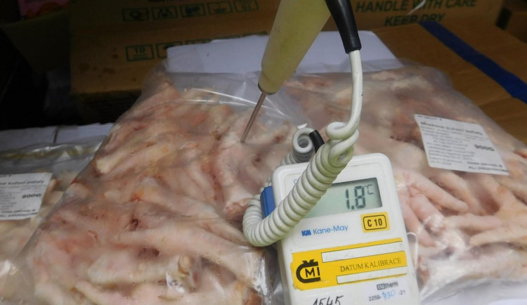 Celníci s veterináři zadrželi auto převážející nevhodně drůbeží maso