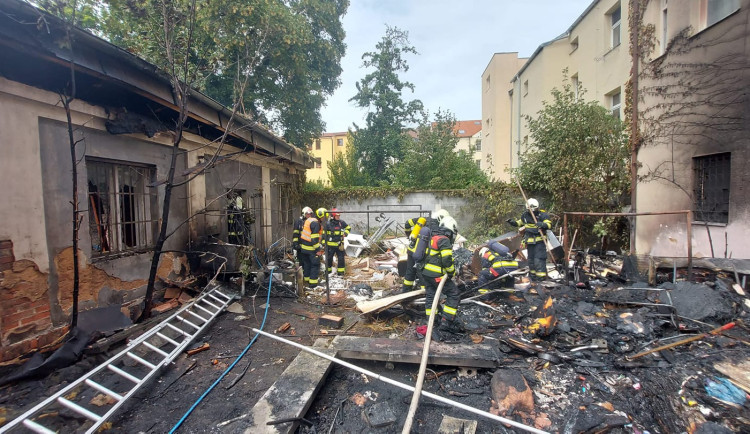 VIDEO: Hasiči zasahovali u požáru ve vnitrobloku na Slovanech, domovy musely opustit desítky lidí