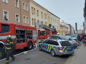 Hasiči zasahují u požáru ve vnitrobloku na Slovanech, domovy musely opustit desítky lidí