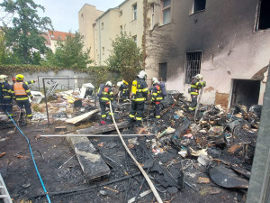 Hasiči zasahují u požáru ve vnitrobloku na Slovanech, domovy musely opustit desítky lidí