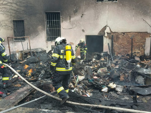 Hasiči zasahují u požáru ve vnitrobloku na Slovanech, domovy musely opustit desítky lidí