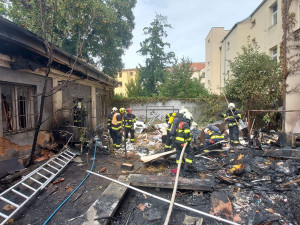 VIDEO: Hasiči zasahovali u požáru ve vnitrobloku na Slovanech, domovy musely opustit desítky lidí