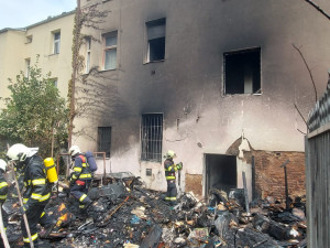Hasiči zasahují u požáru ve vnitrobloku na Slovanech, domovy musely opustit desítky lidí