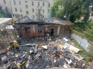 Hasiči zasahují u požáru ve vnitrobloku na Slovanech, domovy musely opustit desítky lidí