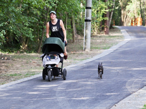 Chodcům i cyklistům se otevřel poslední úsek stezky podél Vejprnického potoka