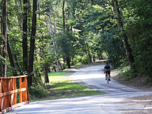 Chodcům i cyklistům se otevřel poslední úsek stezky podél Vejprnického potoka