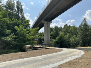 Chodcům i cyklistům se otevřel poslední úsek stezky podél Vejprnického potoka