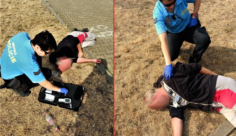 Nehybně ležící muž pevně svírající v náručí prázdnou lahev od vodky vypadal jako mrtvý