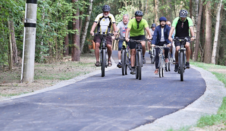 Chodcům i cyklistům se otevřel poslední úsek stezky podél Vejprnického potoka